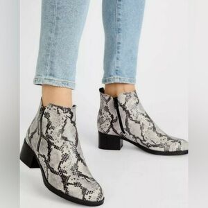 Clarks Mila Sky Grey Snake Leather Ankle Boots Women's Size 6